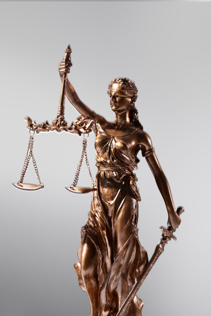 natureza-morta-com-balanca-da-justica